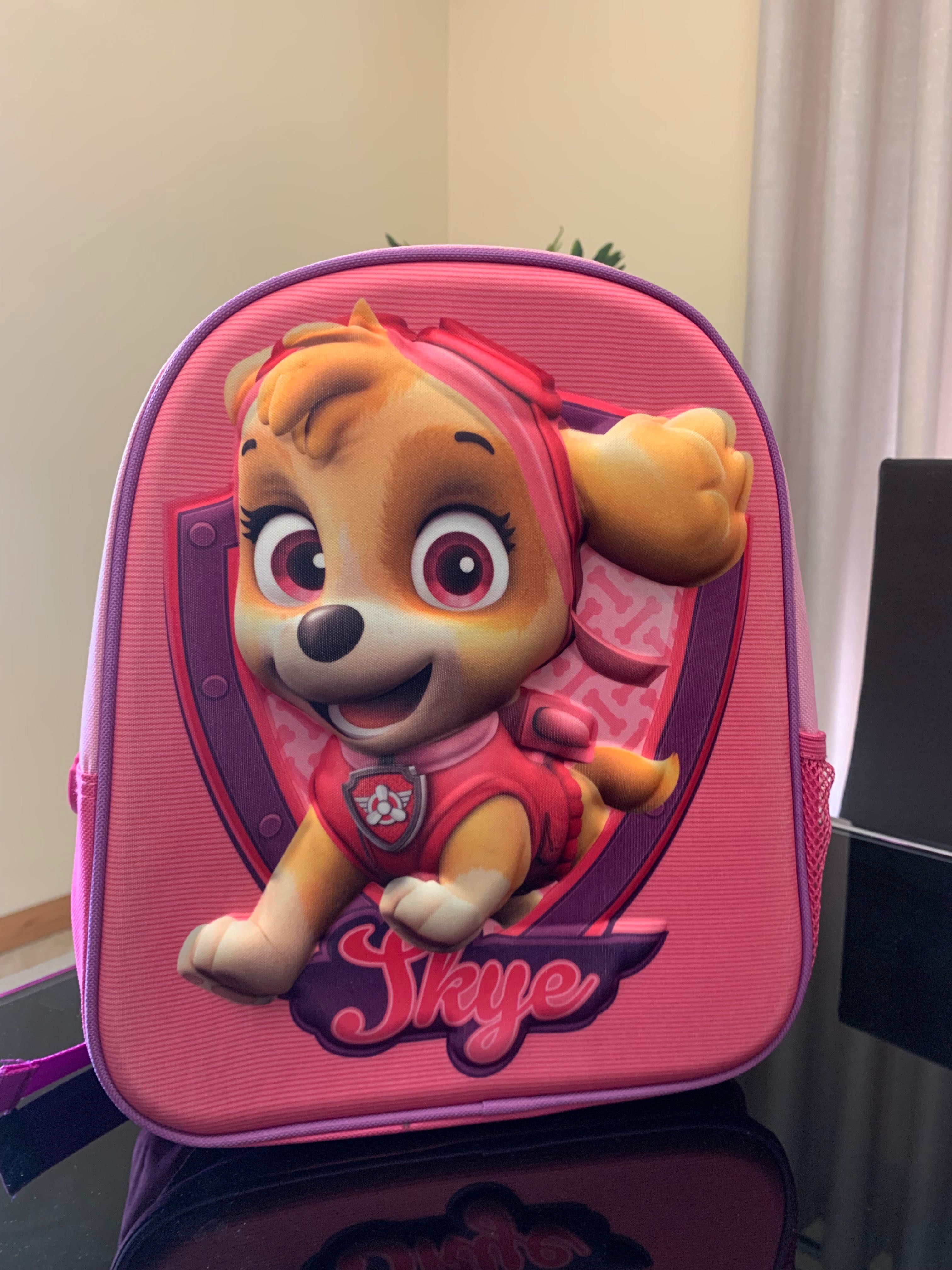 Duas mochilas novas com etiqueta