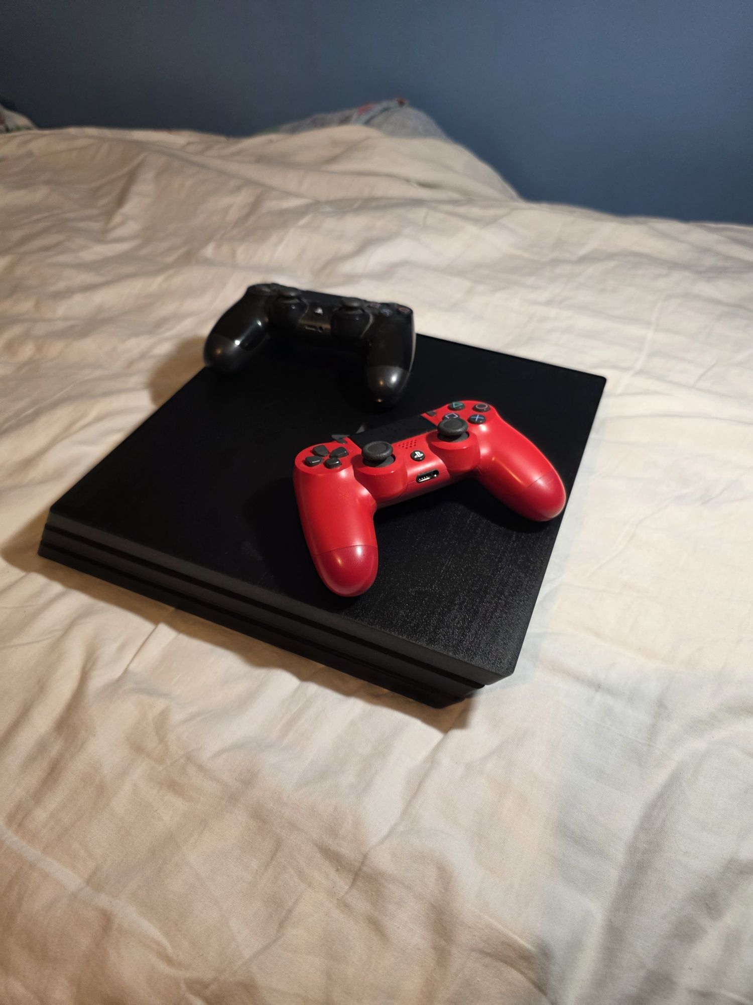 Konsola Ps4 Pro z 2 kontrolerami i gry
