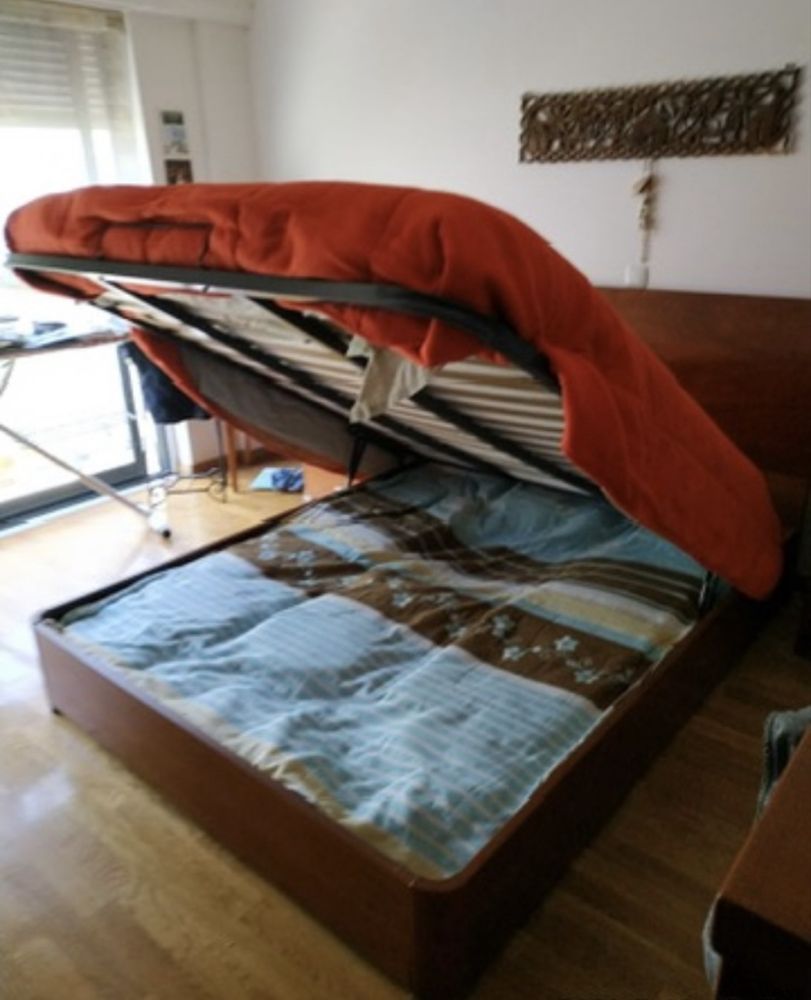 Cama de casal sommier e mesas de cabeçeira e cadeira em cerejeira