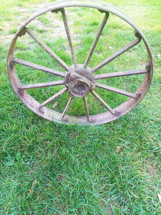 Koło metalowe kute zabytkowe.