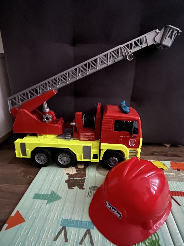 Іграшка Пожежна машина Bruder (з каскою) 45 см