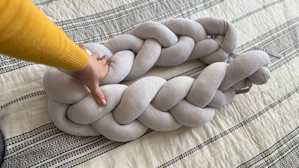Косичка и бортик в дитяче ліжечко