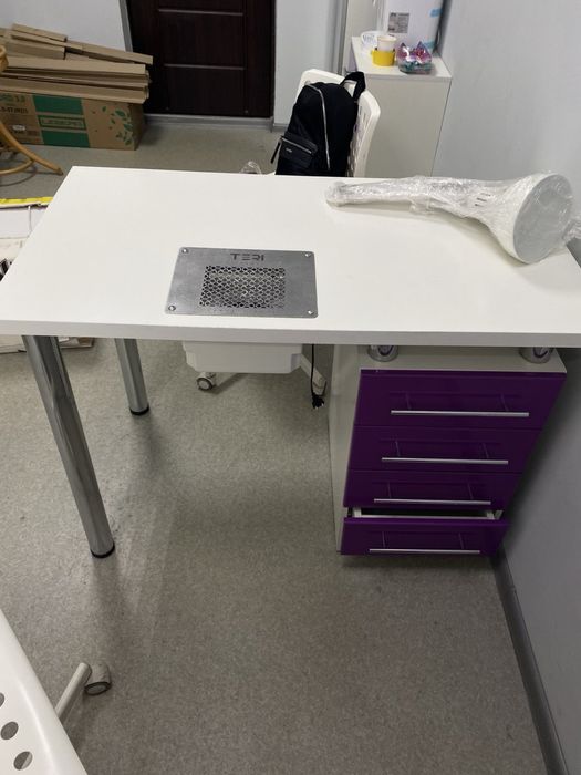 Мебель для мастера маникюра, стол, тумбочка