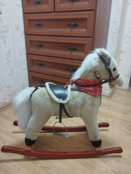 Дитяча лошадка-гойдалка