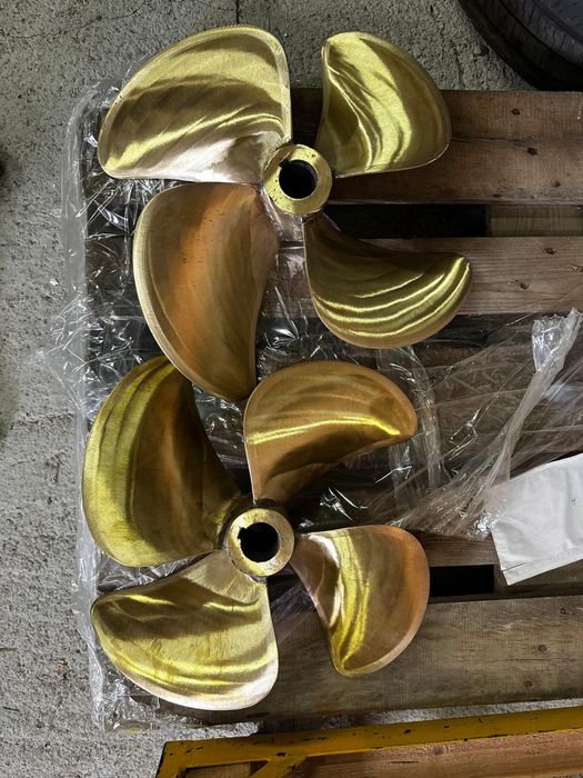 Śruby napędowe duze , 2 szt po ok 10kg  kazda