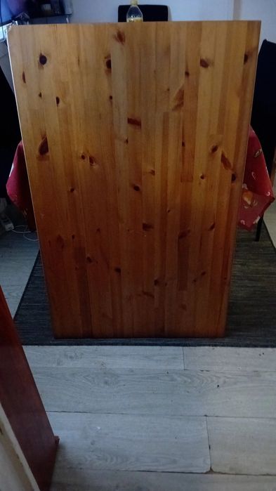 Vendo mesa em bom estado... ofereço quatro cadeira da messa