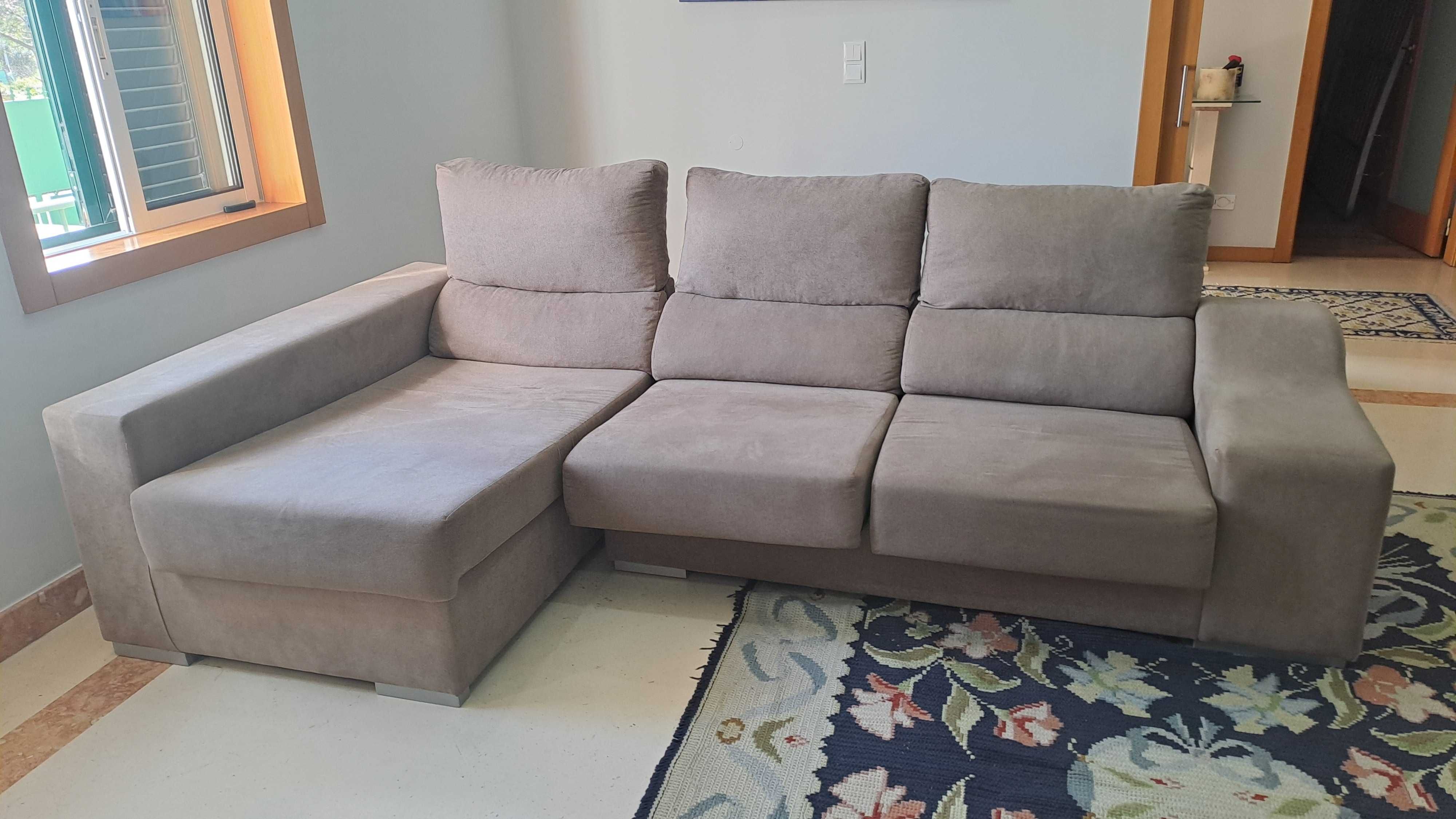 Sofá chaise longue com alçapão arrumação