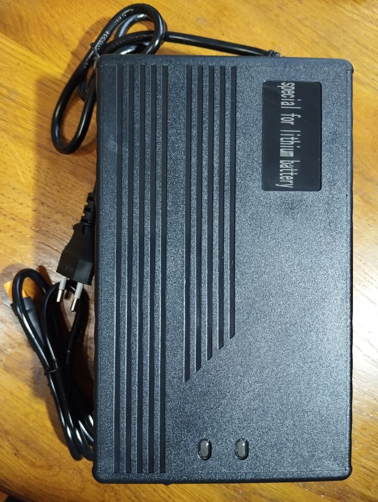 Зарядне до BLUETTI T500 T200S 58.8V/9A/10A блок живлення 25.2V/10A