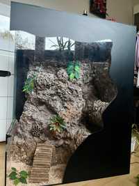 Terrarium wertykalne 90x70x34 ze ścianką i wystrojem w dobrym stanie