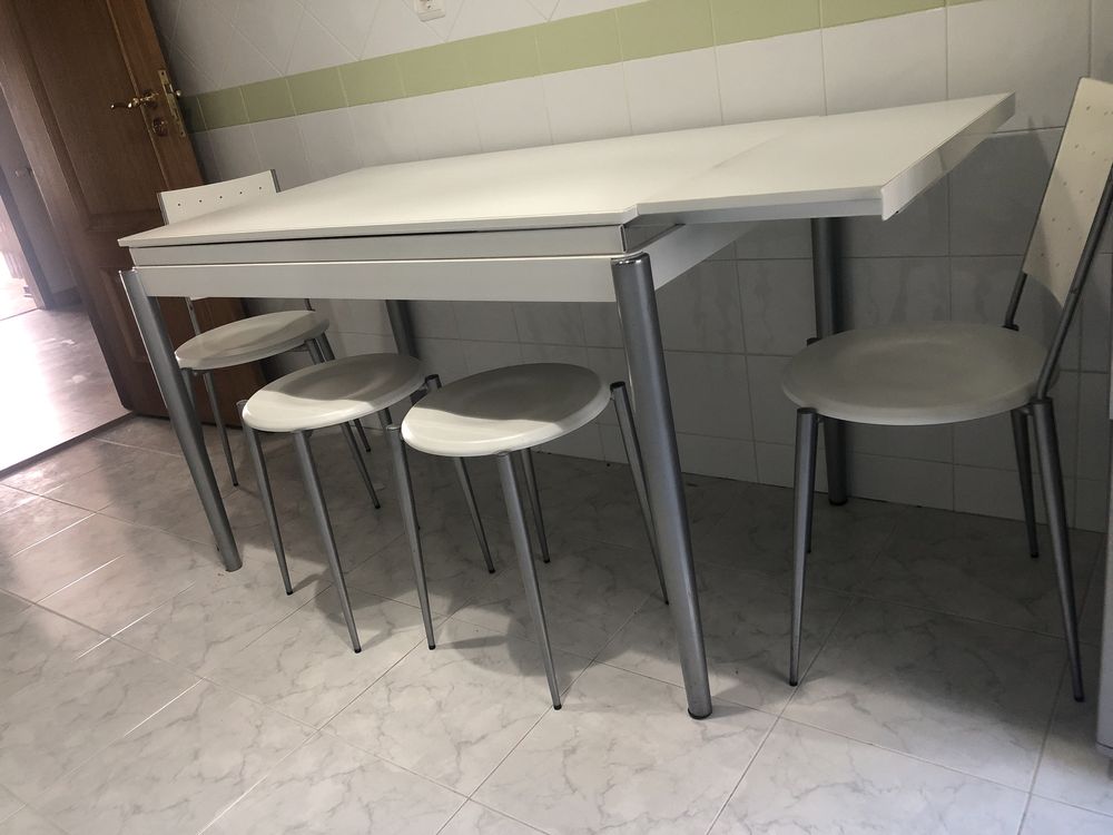 Mesa de cozinha extensivel cim 2 cadeiras e dois bancos