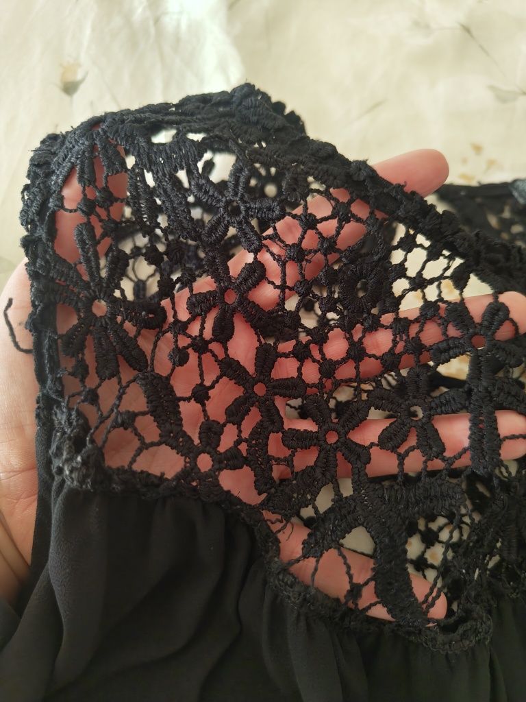 Camisola preta com renda