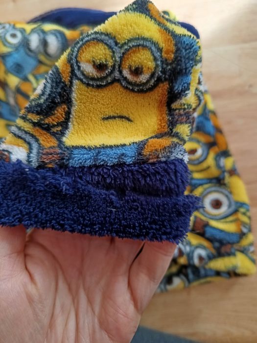 Nr316) szlafrok porannik Minionki 4-5 lat otulacz