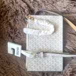 Fantastyczna nerka, saszetka z paskiem monogram Michael Kors