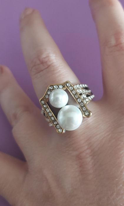 Anel bicolor, em aço, com zirconias e 2 pérolas. T20