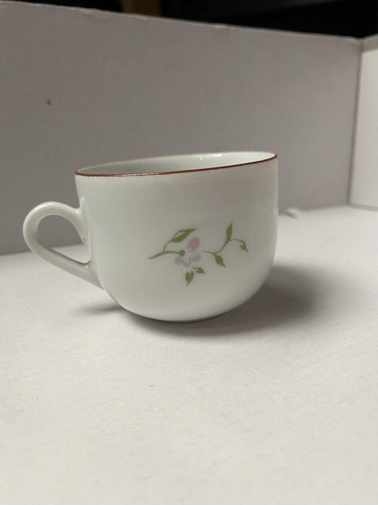 Porcelana w zdobienia z kwiatami
