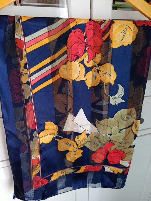 Lenço muito original.