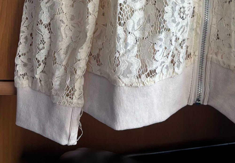 Elegancki kardigan z zamkiem błyskawicznym i koronką w rozmiarze Plus