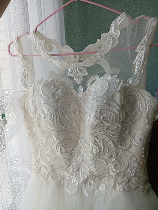 весільна сукня кольору айворі