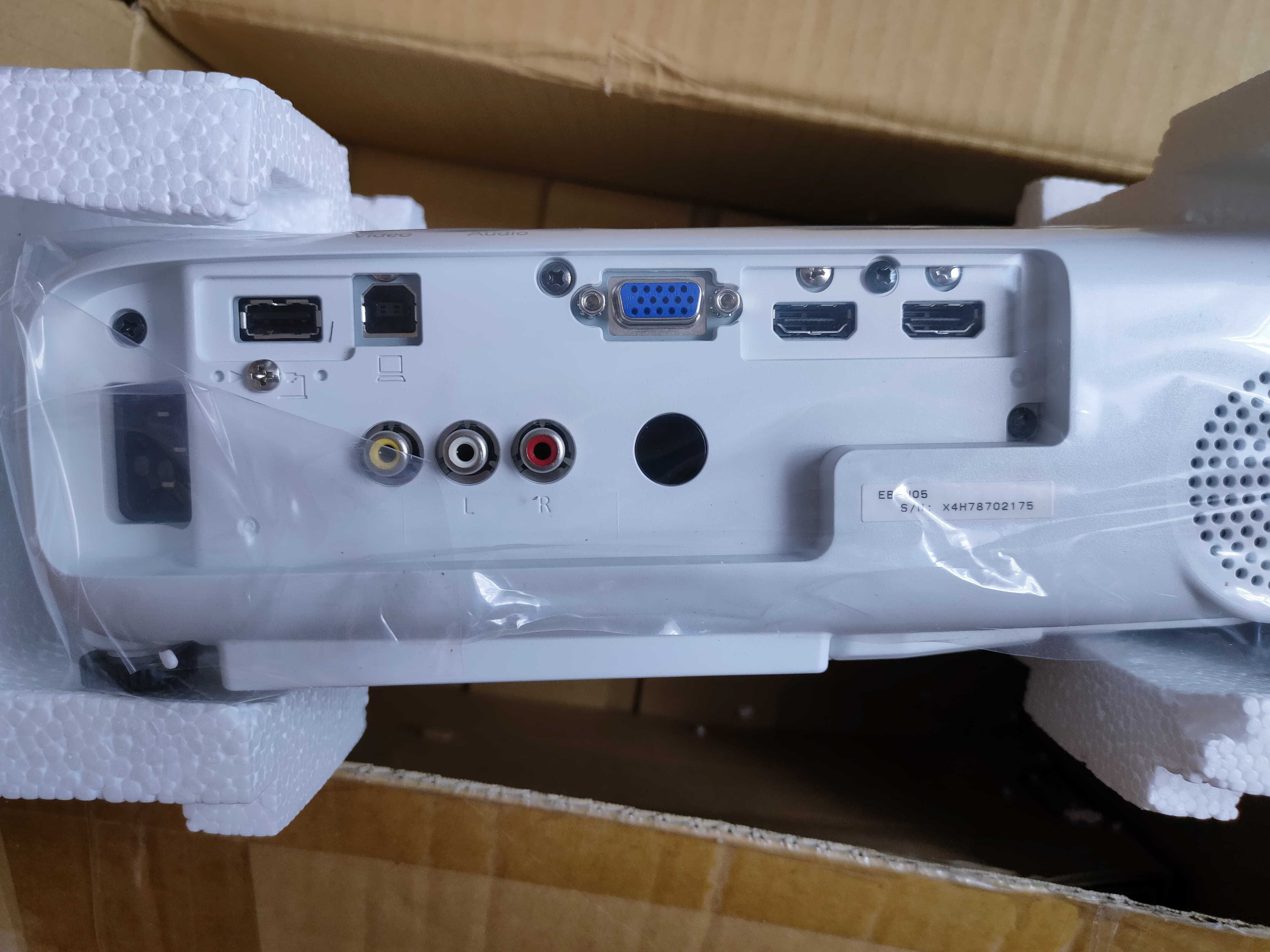 Nowy projektor LCD Epson EB-U05 biały