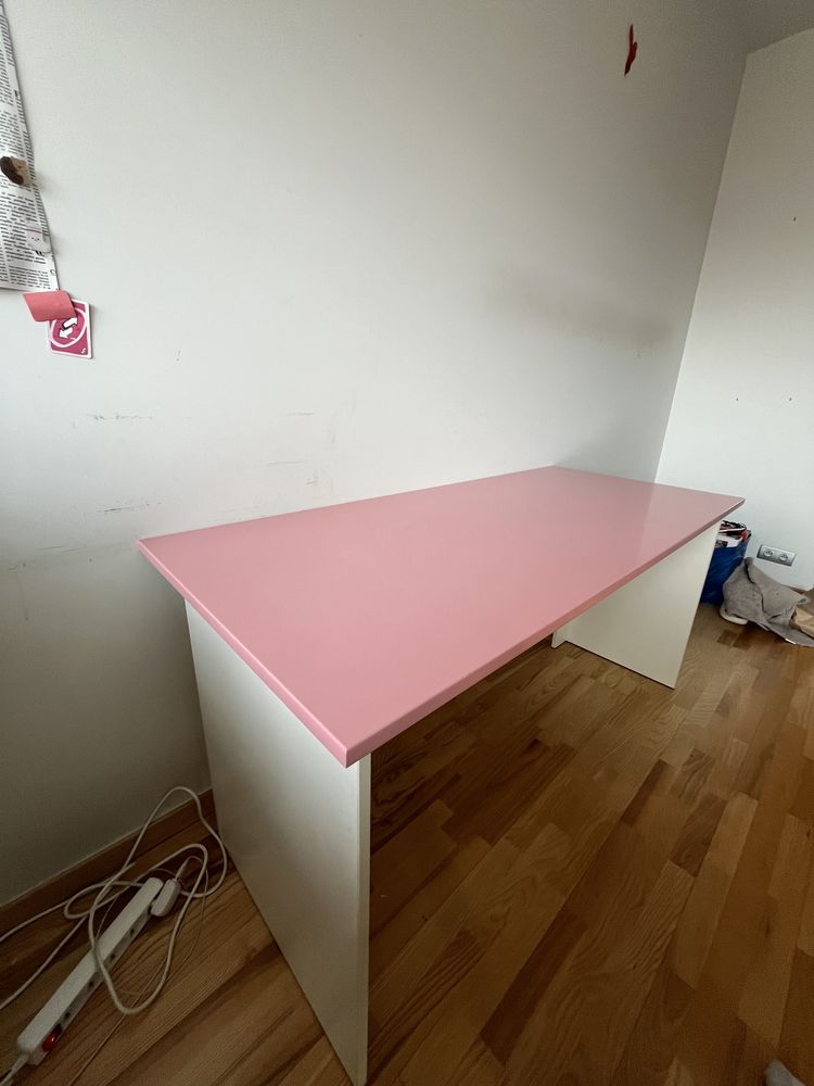 Biurko z różowym blatem