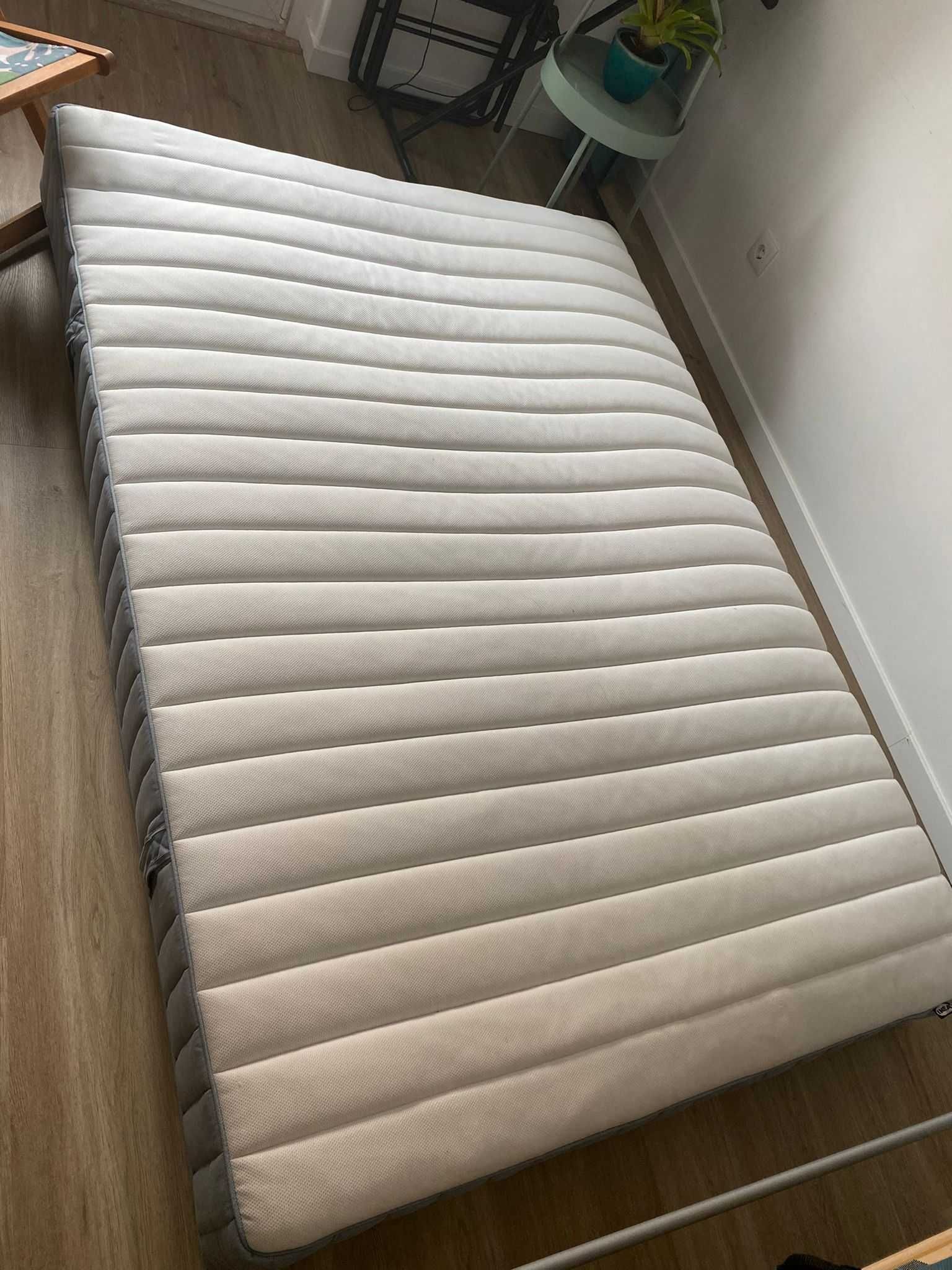 cama: Colchão Ikea VALEVÅG e estrado SLATTUM