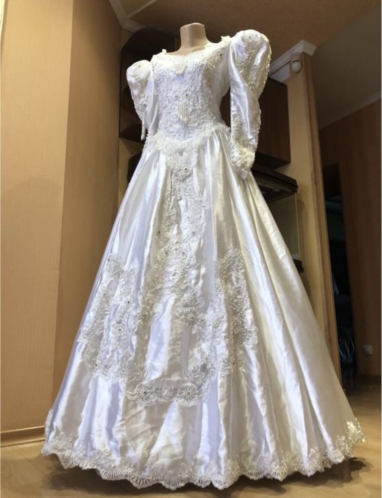 вінтажна сукня зі шлейфом розшита атласна весільна довга