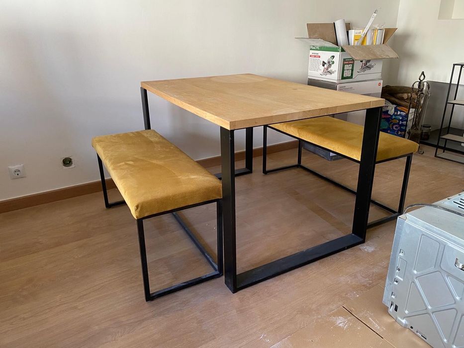 Mesa com 2 bancos