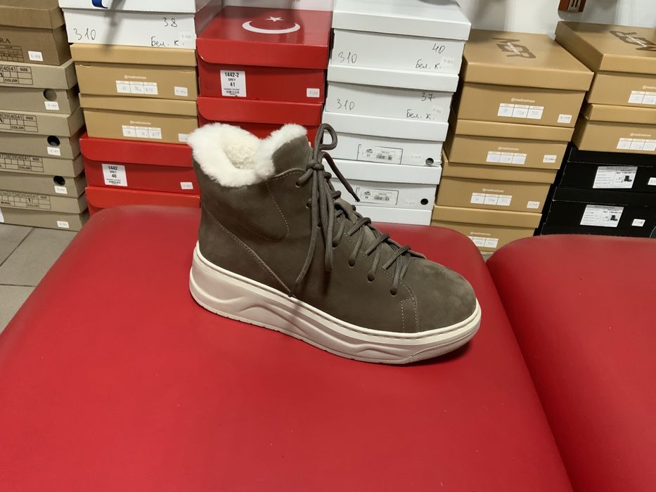 Женские  стильные зимние замшевые ботинки на шнурках жіночі черевики