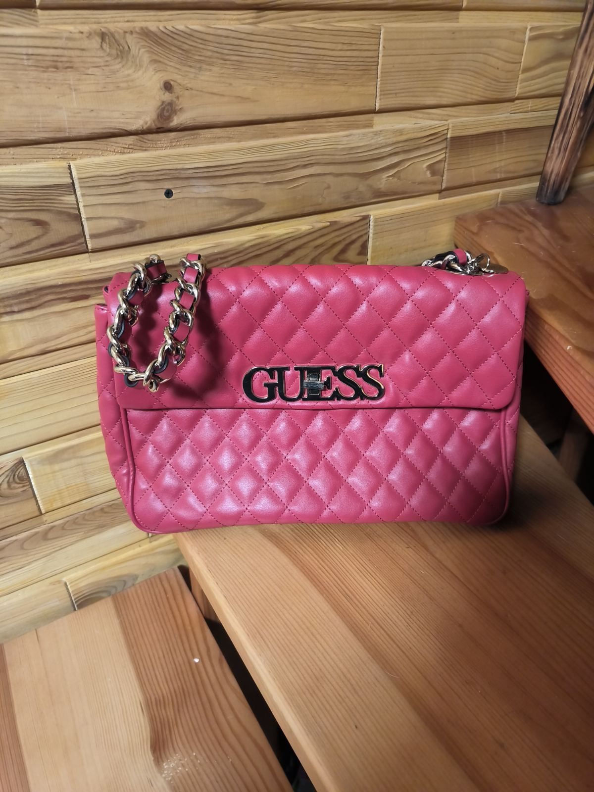 Сумка бренда Guess