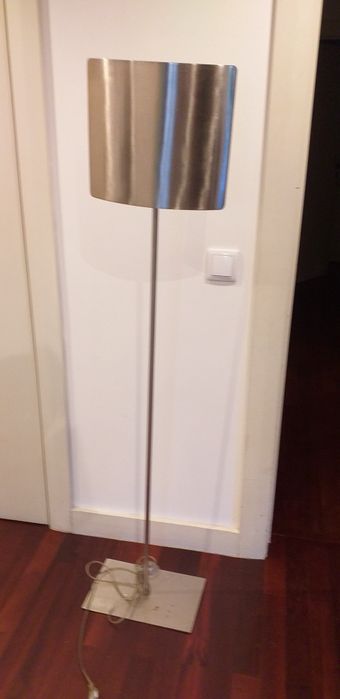 Candeeiro de pé moderno