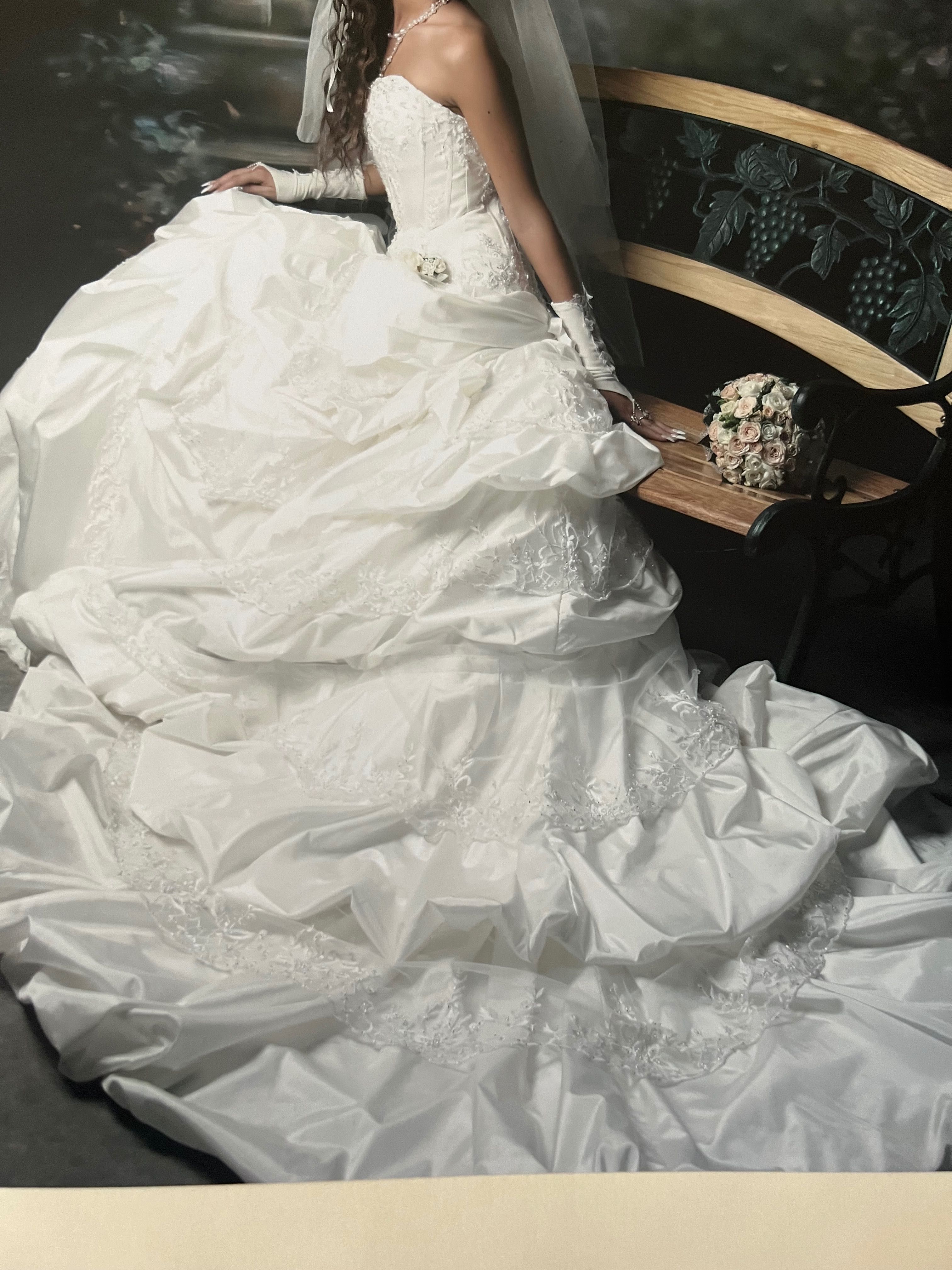 Сукня весільна. Шикарна.