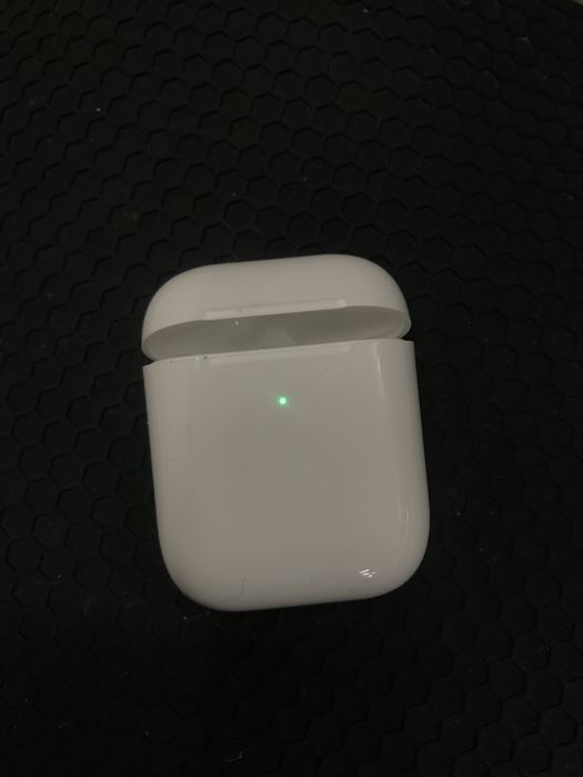 Продам airpods 2?кейс бокс заряжає 100%