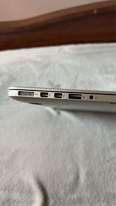 Продам топовий та офіційний MacBook Pro Mid 2015 A1398 MJLT2LL