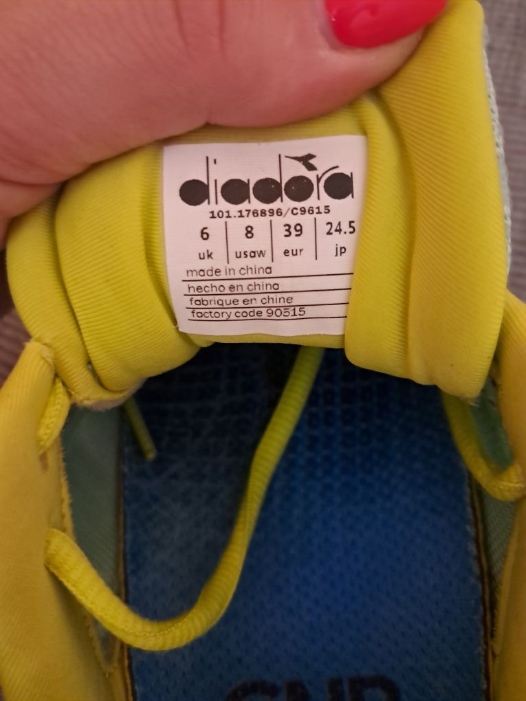 Жіночі кросівки diadora р39