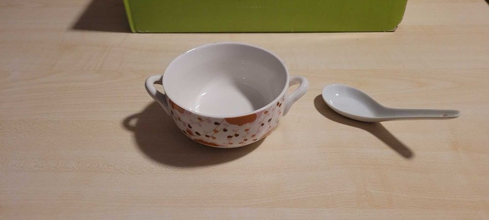 Piękny komplet porcelanowych bulionówek z łyżeczkami typu chinskiego