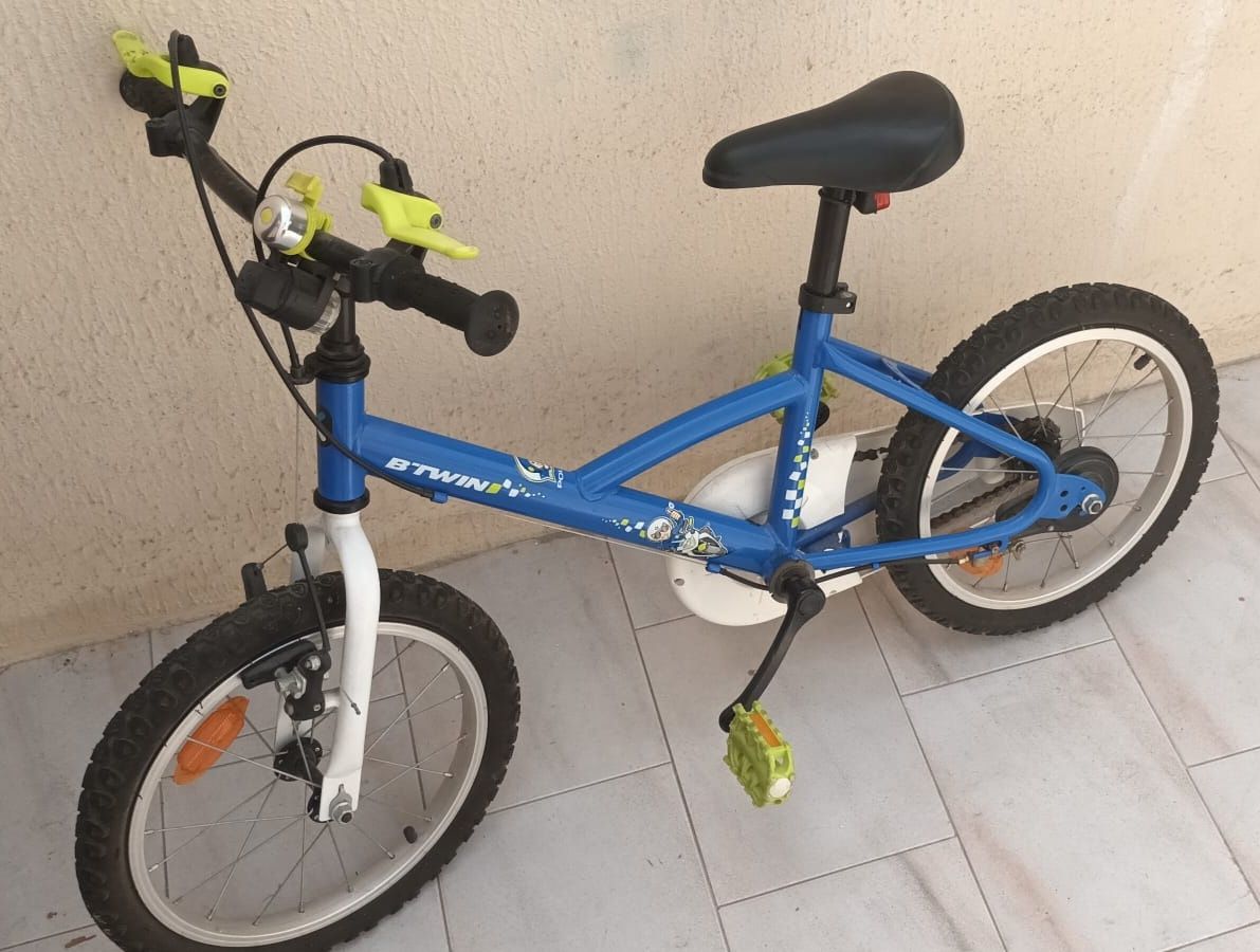 Bicicleta de criança praticamente nova.