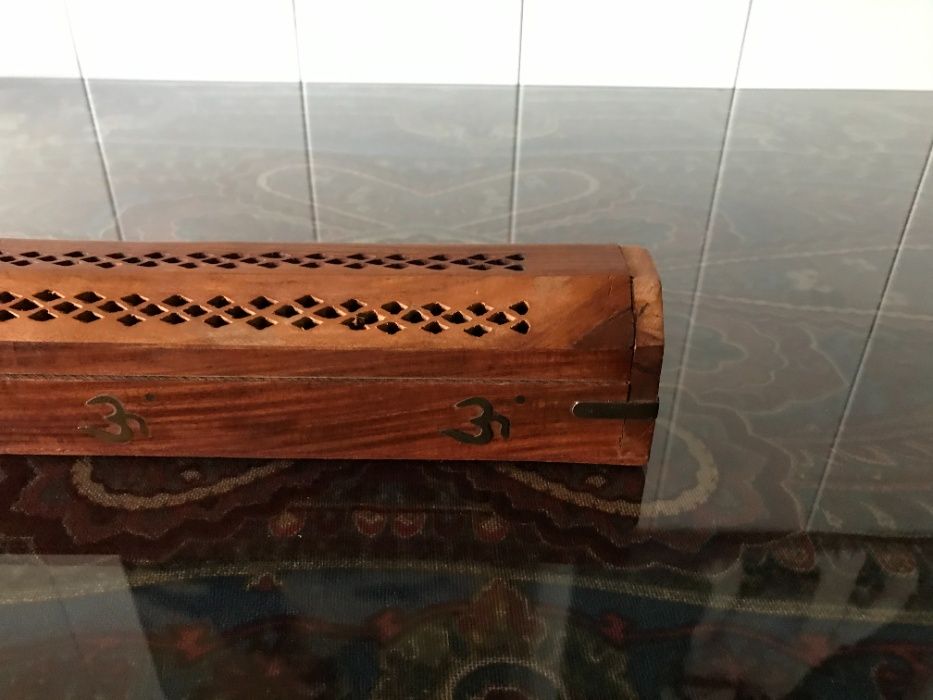 Queimador de incenso em madeira maciça e cobre feito à mão.