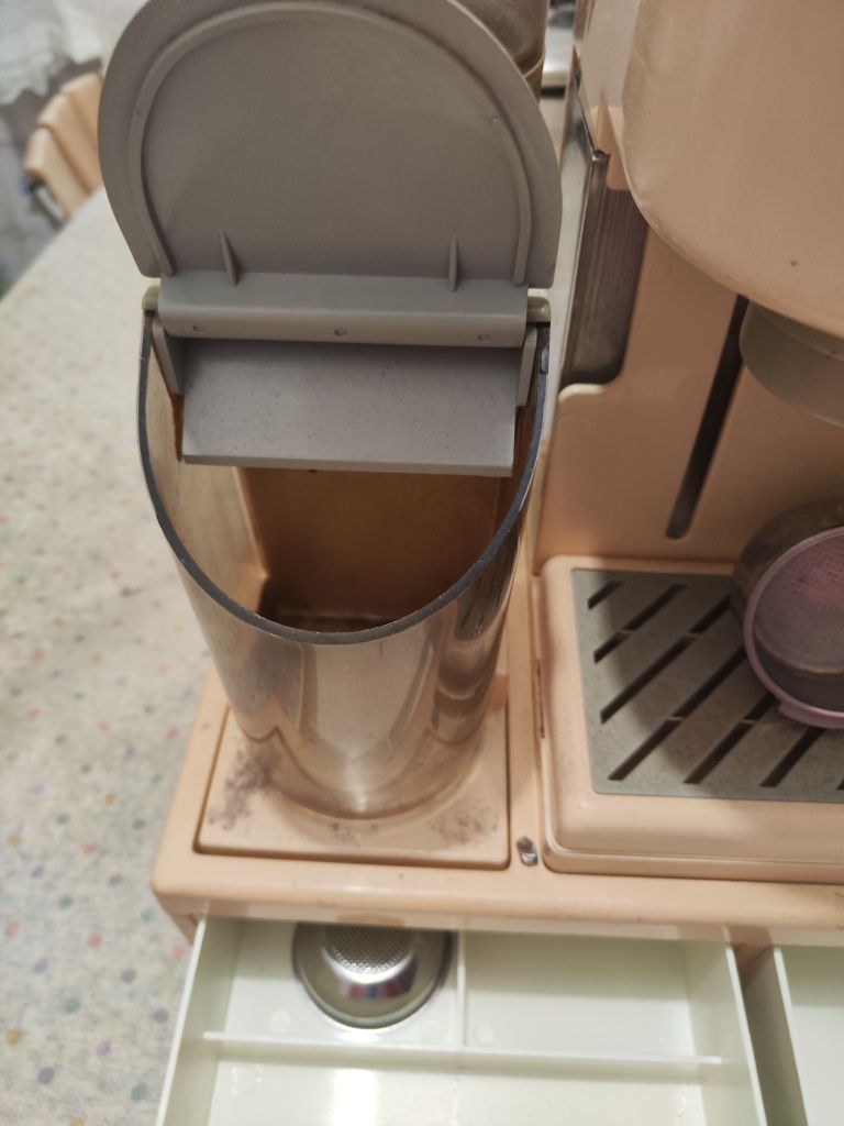 Máquina de café com manipulo, moinho de café e duas gavetas