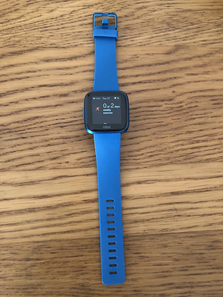 Relógio desportivo fitbit versa lite com gps.