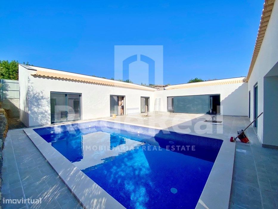 Moradia Térrea com Piscina e Garagem