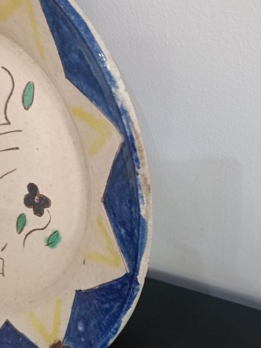 Prato rústico antigo.