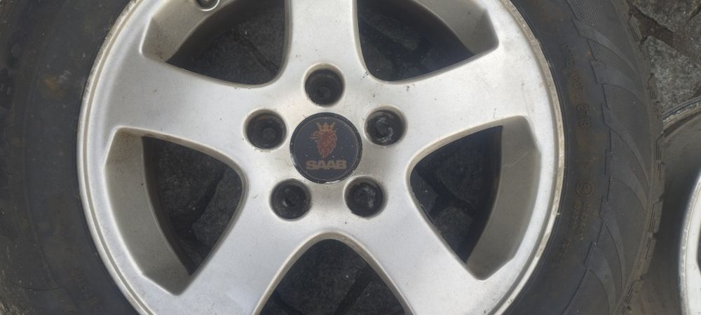 4 jantes 15 saab com 2 pneus  Mabor novos