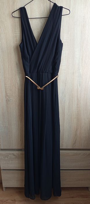 Czarna długa sukienka.