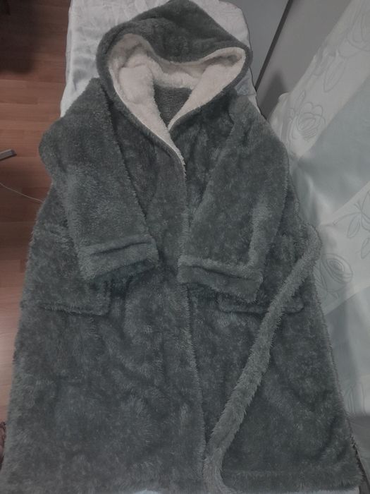 Damski szlafrok z kapturem miękkiego mikropluszu.r.XL.