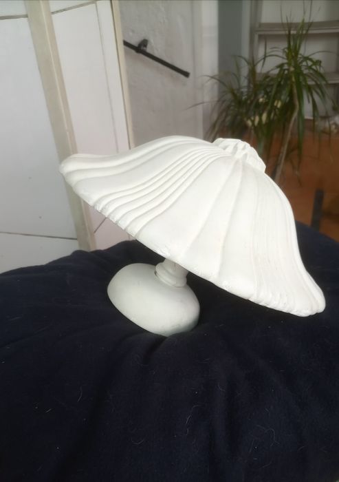 Candeeiro de tecto em gesso - peça com charme.