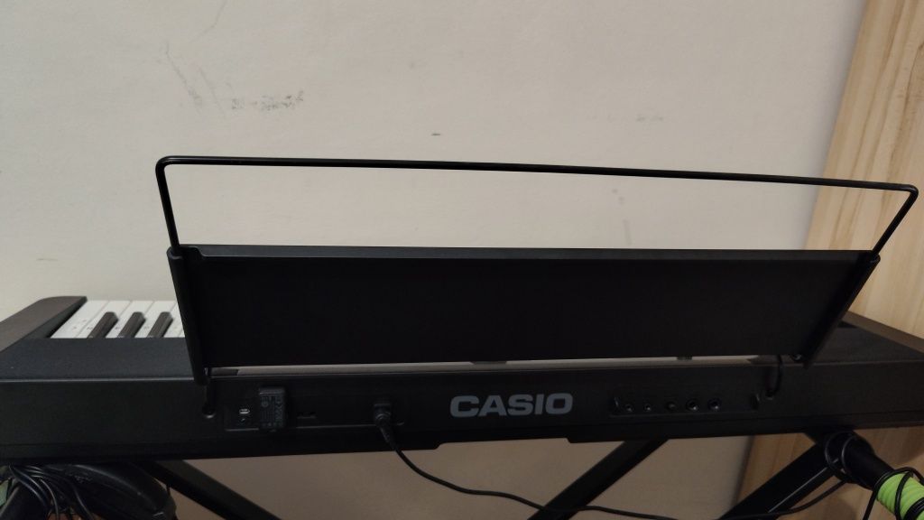 Sprzedam Keyboard Casio Lk-s450 prawie nie używany.