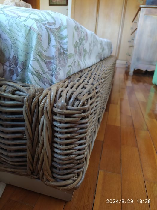 Cama de casal em verga e mesinhas de cabeceira