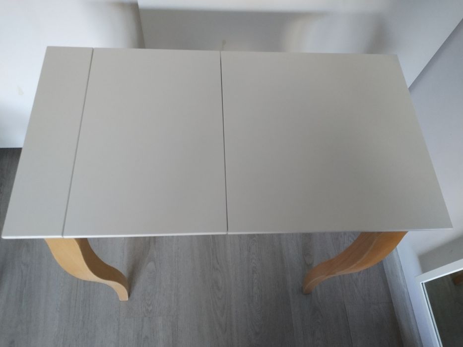 Toaletka z drewnianymi nogami