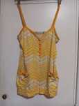 Top amarelo c/ bolsos