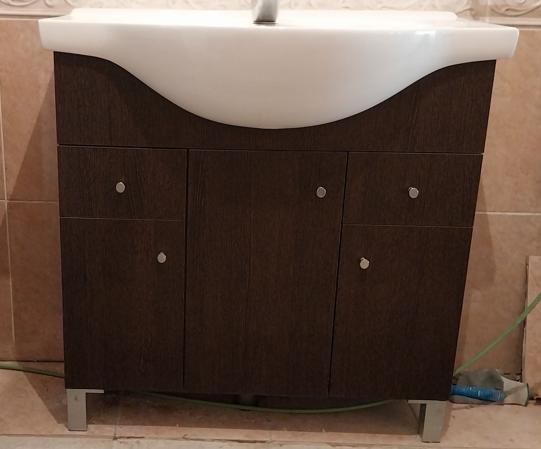 Móvel wc wengue três portas, duas gavetas